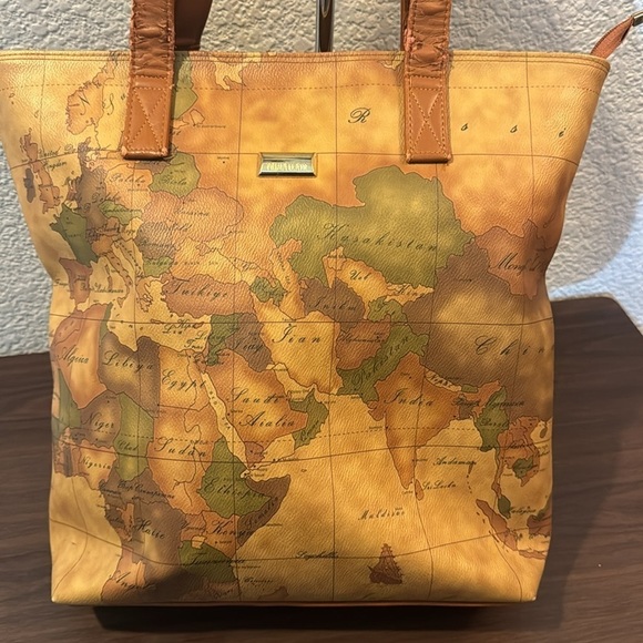 Prim Classe Shoulder Bag - Picture 3 of 13